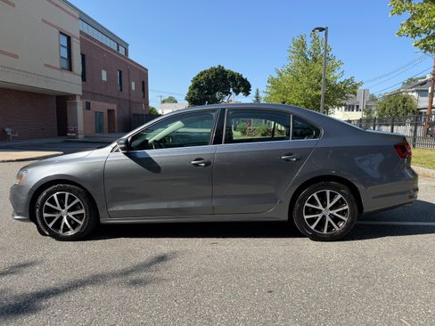 Used 2017 Volkswagen Jetta SE FWD image 1