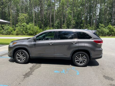 Used 2019 Toyota Highlander XLE image 4