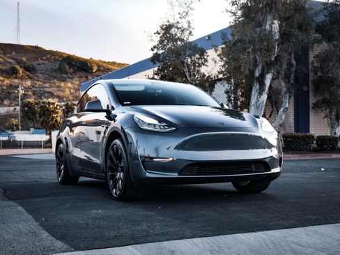 Used 2023 Tesla Model Y AWD image 1