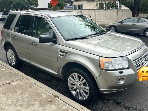 Used 2010 Land Rover LR2 HSE image 2