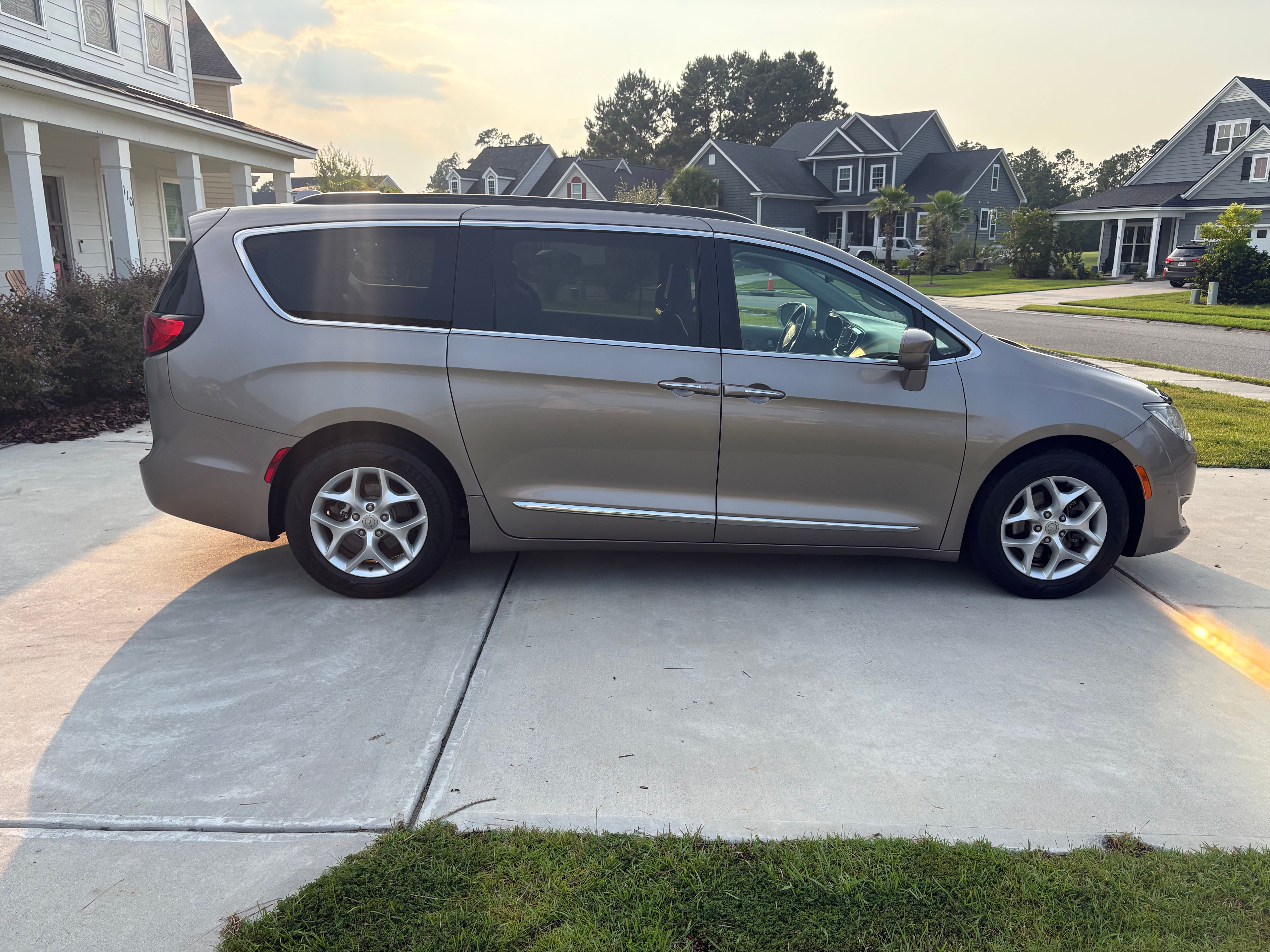 Used 2017 Chrysler Pacifica Touring-L w/ Tire & Wheel Group FWD image 5