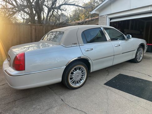 Used 2007 Lincoln Town Car Signature Limited image 4