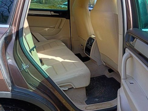 Used 2013 Volkswagen Touareg Sport image 21