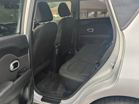 Used 2016 Kia Soul + image 5