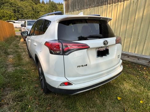 Used 2018 Toyota RAV4 XLE AWD/4WD image 8