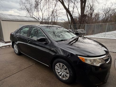 Used 2013 Toyota Camry LE image 1