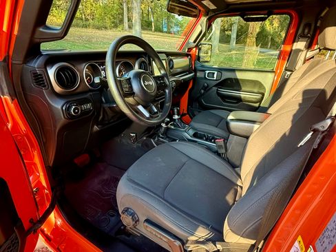Used 2018 Jeep Wrangler Unlimited Sport image 18