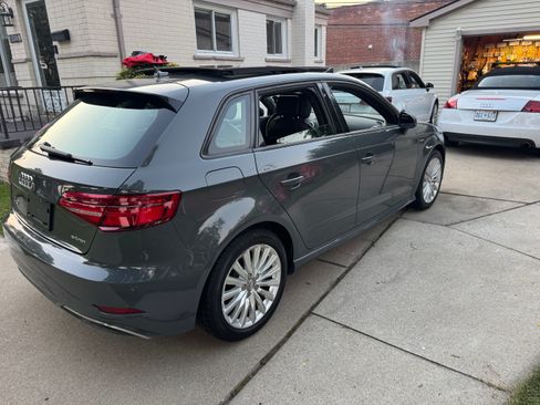 Used 2017 Audi A3 e-tron Premium image 2