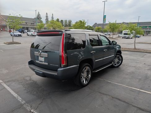 Used 2009 Cadillac Escalade AWD image 2