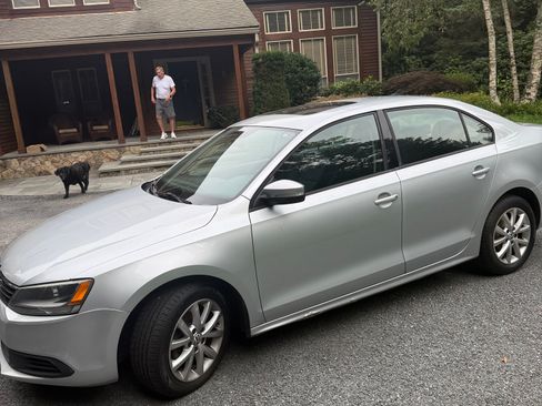 Used 2011 Volkswagen Jetta SE FWD image 4