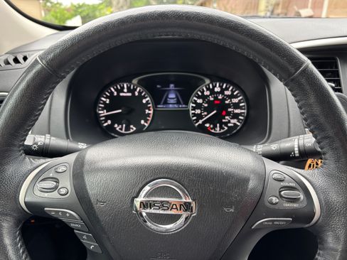 Used 2019 Nissan Pathfinder SL FWD image 12