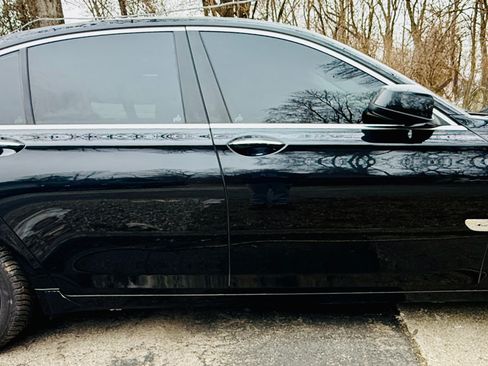 Used 2012 BMW 750i xDrive image 2