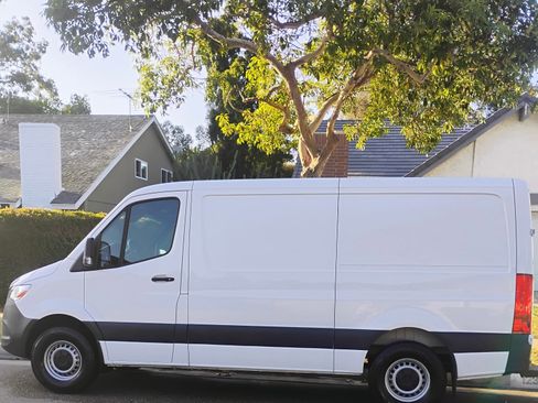 Used 2023 Mercedes-Benz Sprinter 2500 image 2