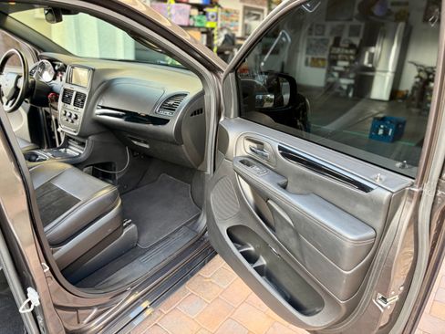 Used 2019 Dodge Grand Caravan SXT w/ Blacktop Package FWD image 20