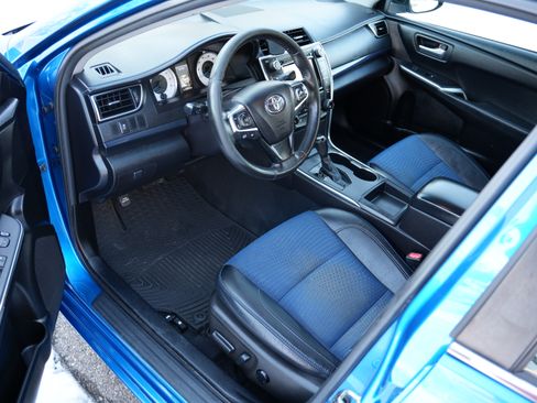 Used 2016 Toyota Camry SE image 1