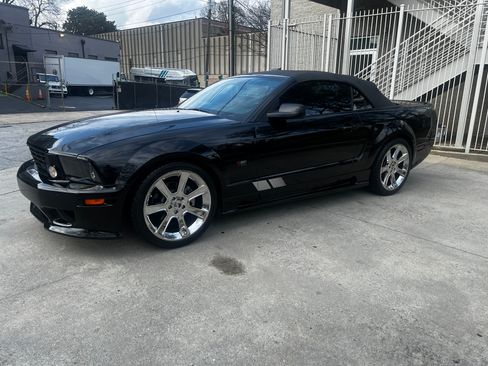 Used 2005 Ford Mustang GT Premium image 2