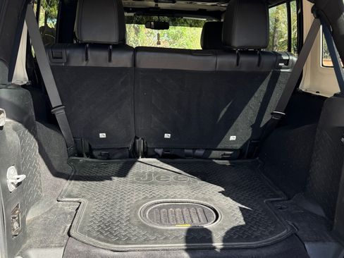 Used 2018 Jeep Wrangler Unlimited Sahara AWD/4WD image 8