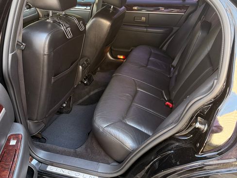 Used 2011 Lincoln Town Car Signature Limited image 6