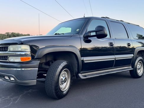 Used 2002 Chevrolet Suburban 2500 LT image 1