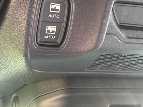 Used 2025 Jeep Wrangler Unlimited Sport AWD/4WD image 6