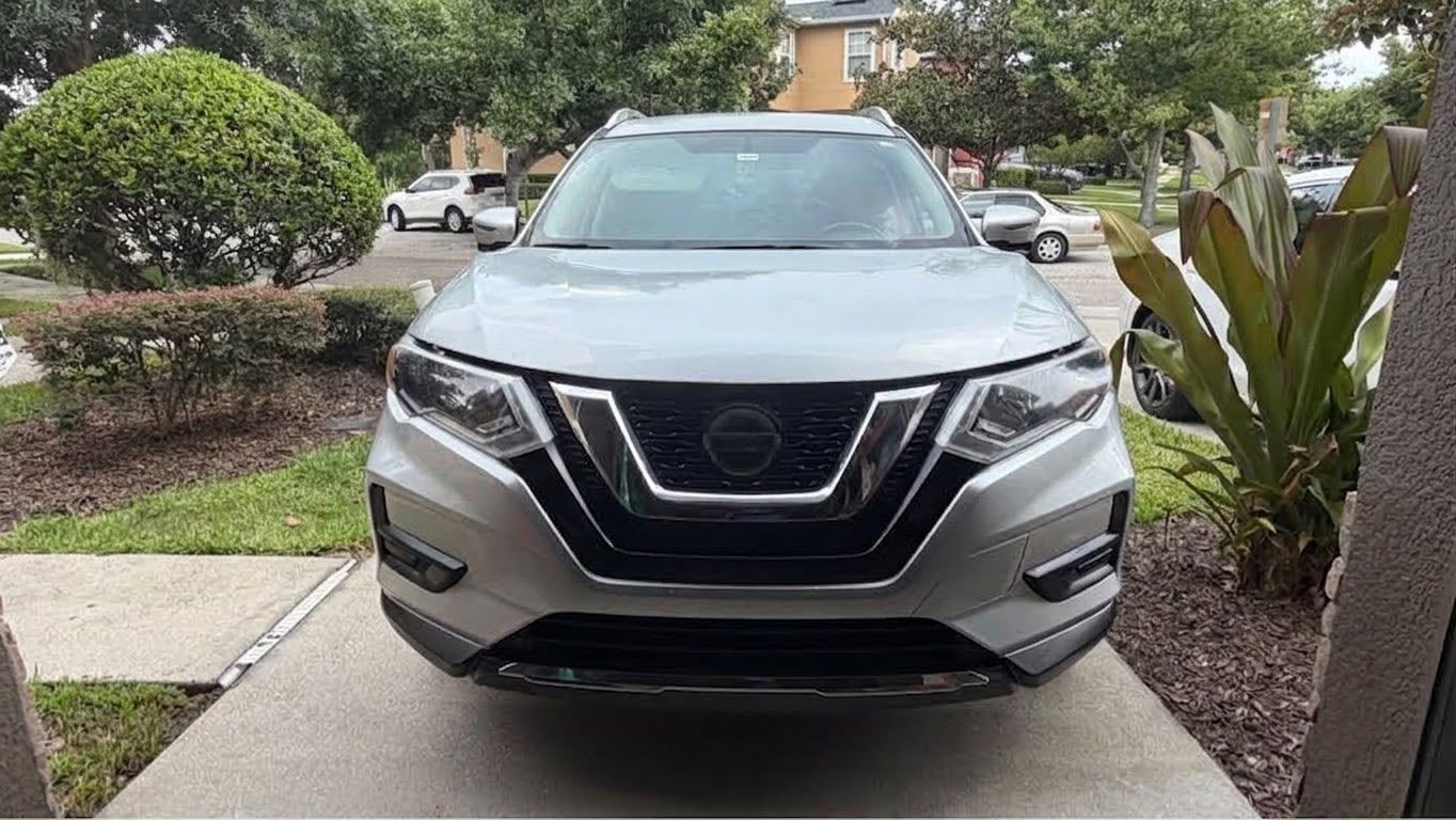 Used 2018 Nissan Rogue SV w/ Premium Package FWD image 4