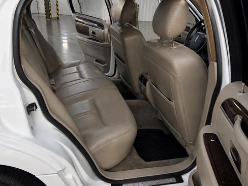 Used 2008 Lincoln Town Car Signature Limited RWD image 14