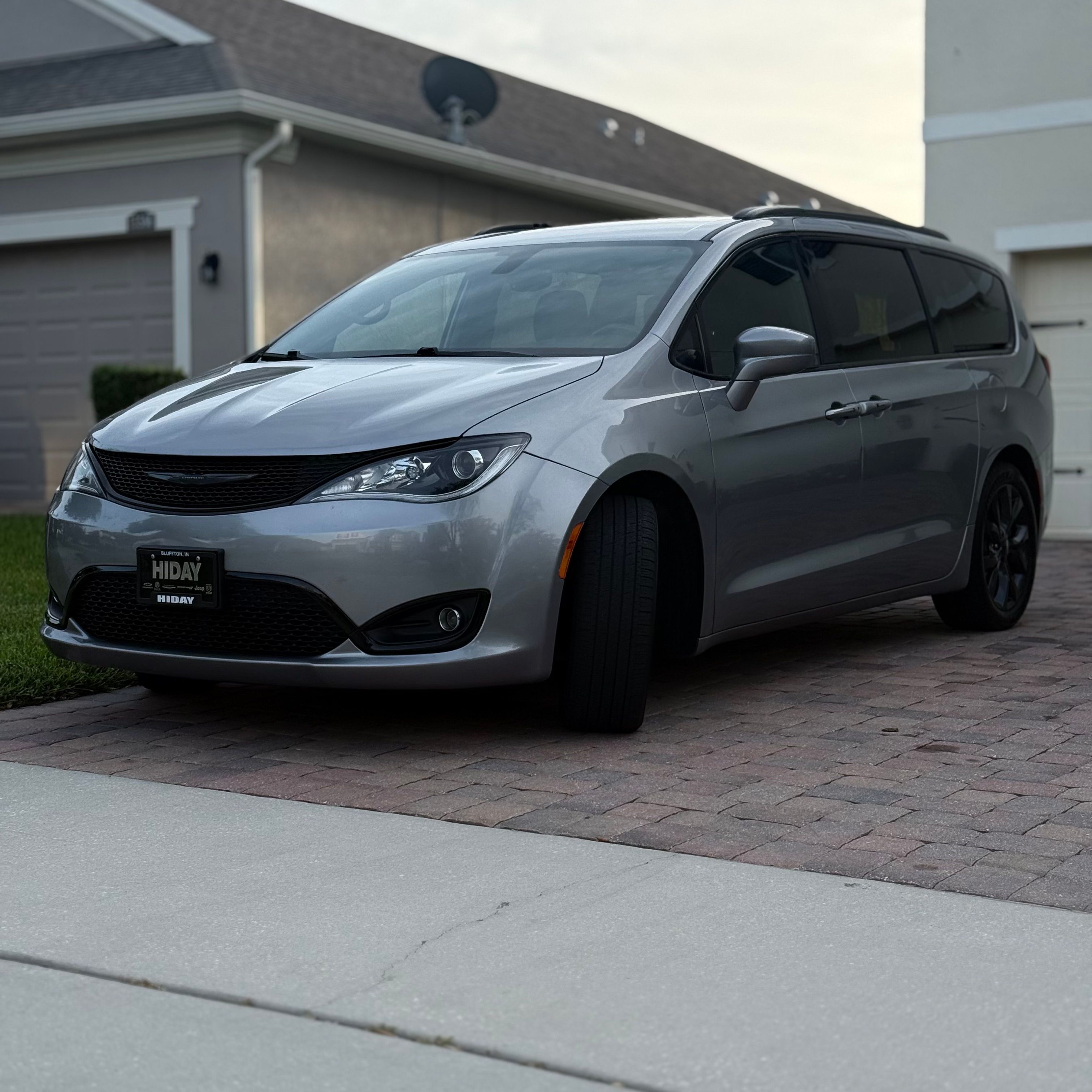 Used 2019 Chrysler Pacifica Touring-L w/ S Appearance Package FWD image 1