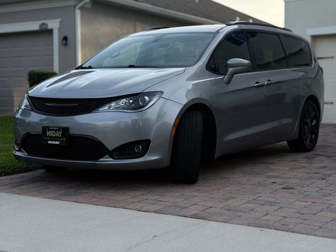 Used 2019 Chrysler Pacifica Touring-L w/ S Appearance Package FWD image 1