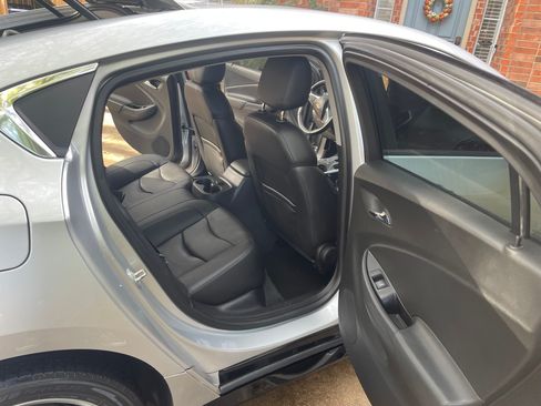 Used 2017 Chevrolet Volt LT w/ Comfort Package image 10