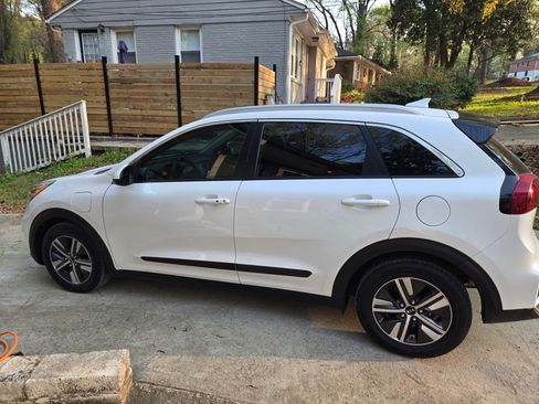 Used 2020 Kia Niro LXS image 4