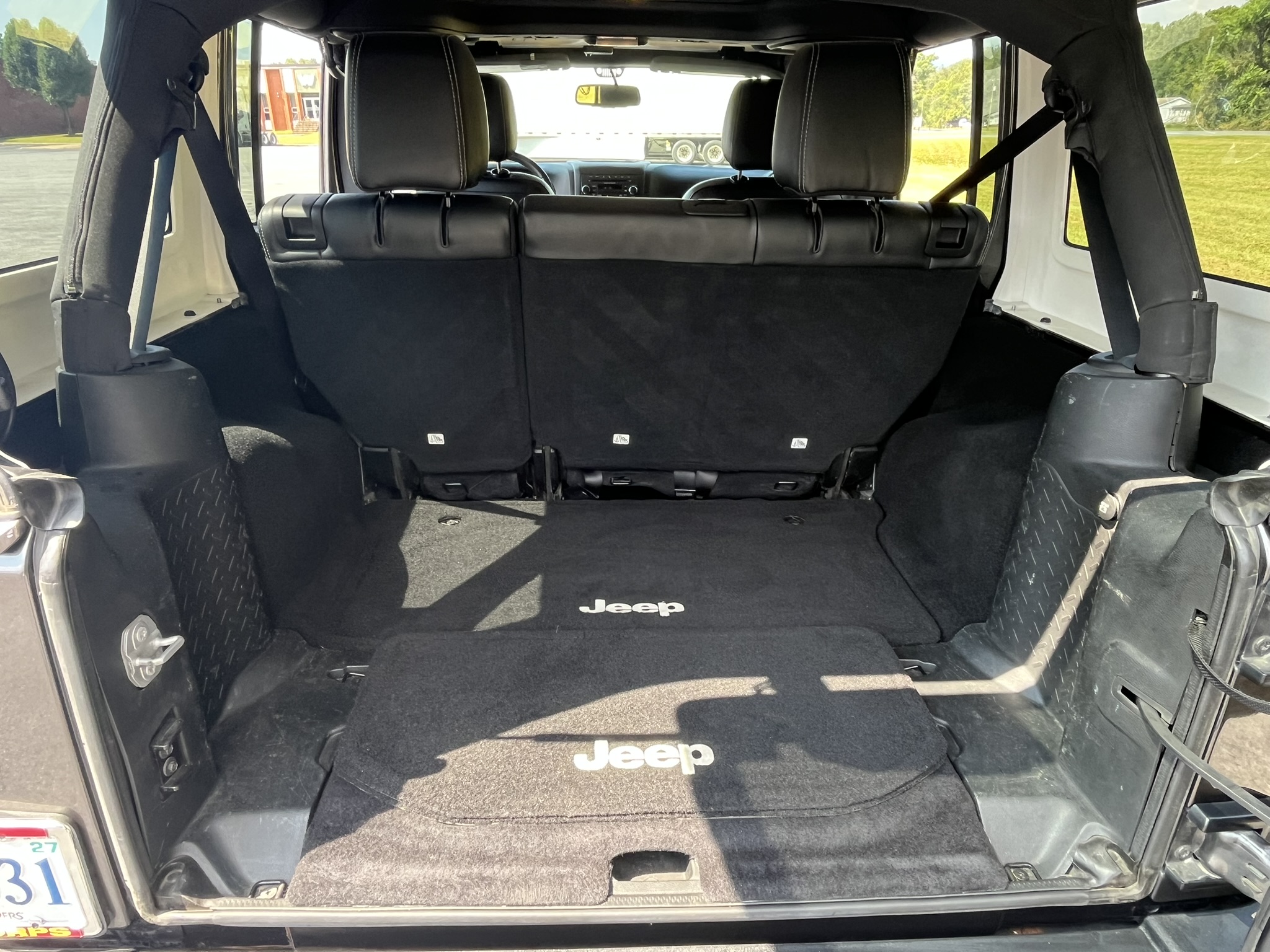 Used 2016 Jeep Wrangler Unlimited Rubicon w/ Connectivity Group AWD/4WD image 12