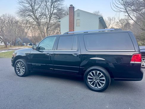 Used 2017 Lincoln Navigator L Select image 4
