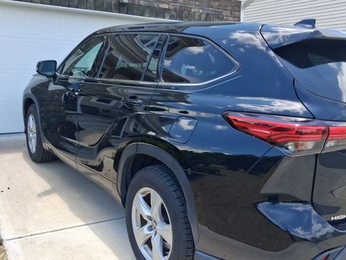 Used 2020 Toyota Highlander LE FWD image 4