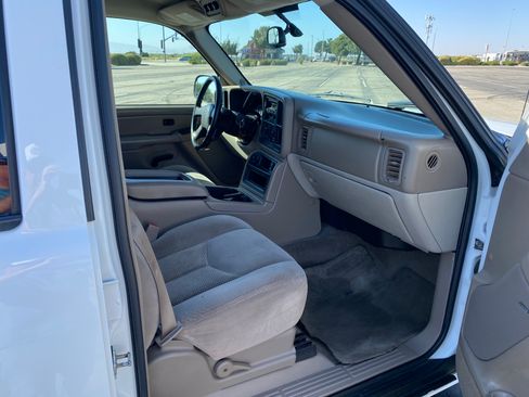 Used 2004 Chevrolet Suburban LS w/ Preferred Equipment Group RWD image 8