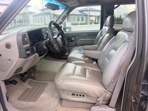 Used 1999 Chevrolet Suburban 4WD w/ Preferred Equipment Group 3 image 9