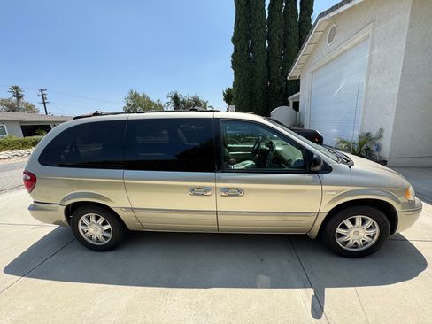 Used 2005 Chrysler Town & Country Touring image 4