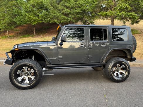 Used 2010 Jeep Wrangler Unlimited Rubicon w/ Dual Top Group AWD/4WD image 10