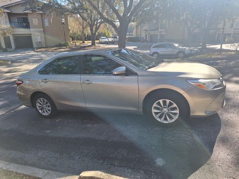 Used 2017 Toyota Camry LE image 1