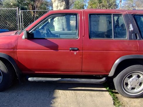 Used 1995 Nissan Pathfinder XE image 1