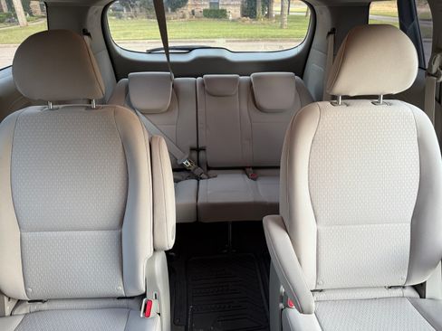 Used 2016 Kia Sedona L image 16