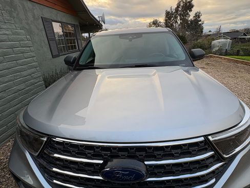 Used 2021 Ford Explorer XLT image 4