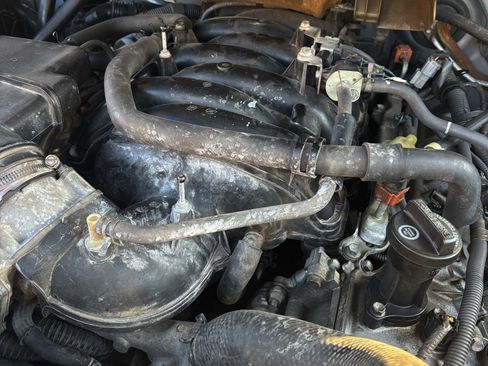 Used 2010 Toyota Tundra 4x4 CrewMax image 14