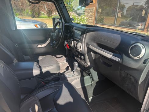 Used 2017 Jeep Wrangler Unlimited Sahara w/ Connectivity Group AWD/4WD image 6