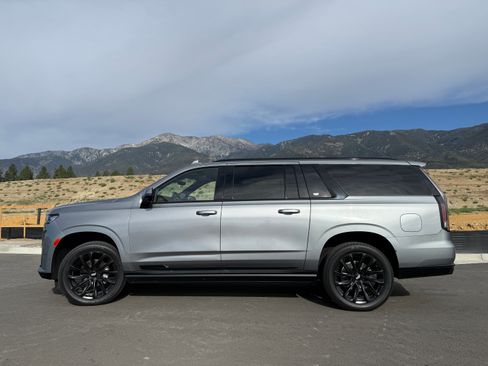 Used 2023 Cadillac Escalade ESV Sport Platinum w/ LPO, ONYX Package image 8