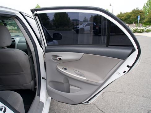 Used 2012 Toyota Corolla LE FWD image 30