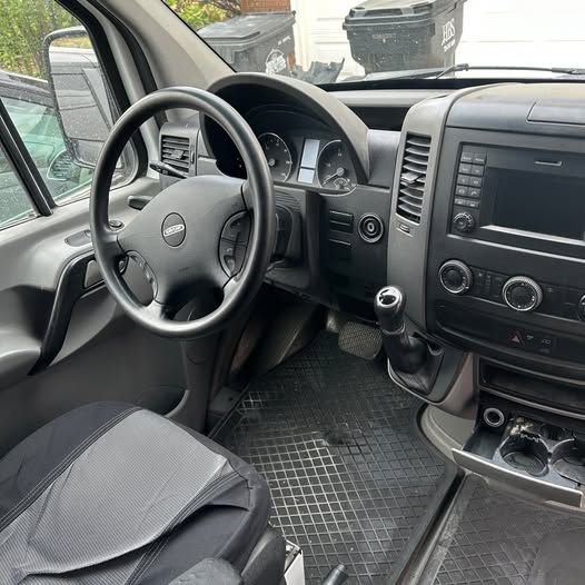 Used 2016 Freightliner Sprinter 2500 RWD image 9