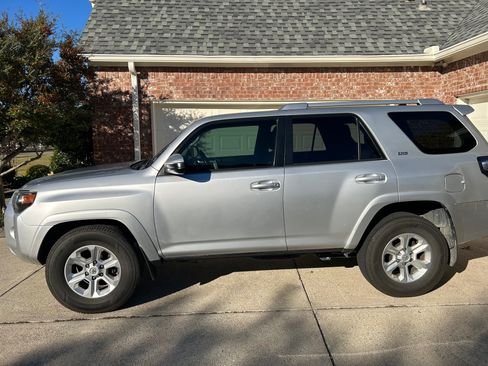 Used 2015 Toyota 4Runner SR5 image 2