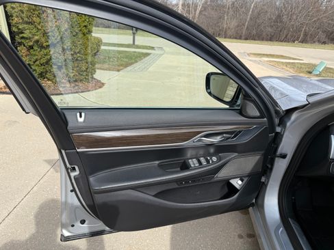 Used 2019 BMW 740i xDrive image 18