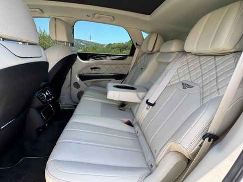 Used 2021 Bentley Bentayga AWD/4WD image 23