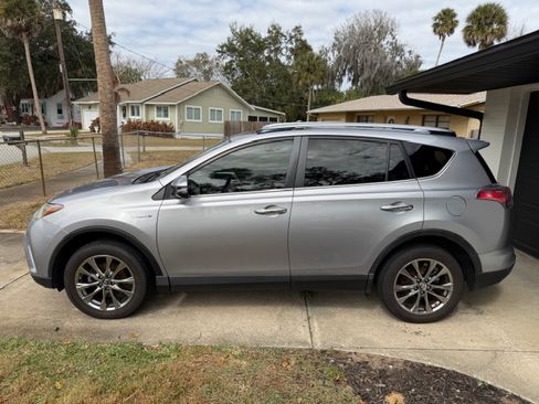 Used 2017 Toyota RAV4 Limited image 1